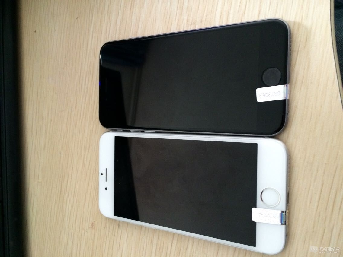 出二手机 2个英版无锁苹果6 64G黑 128白。移