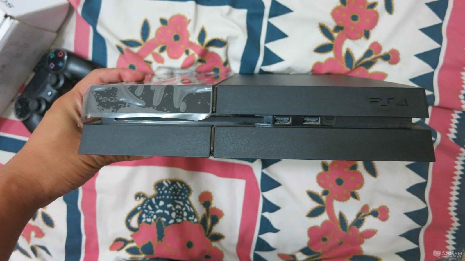 出索尼PS4游戏机 带GTA5游戏 买了耍过几次 