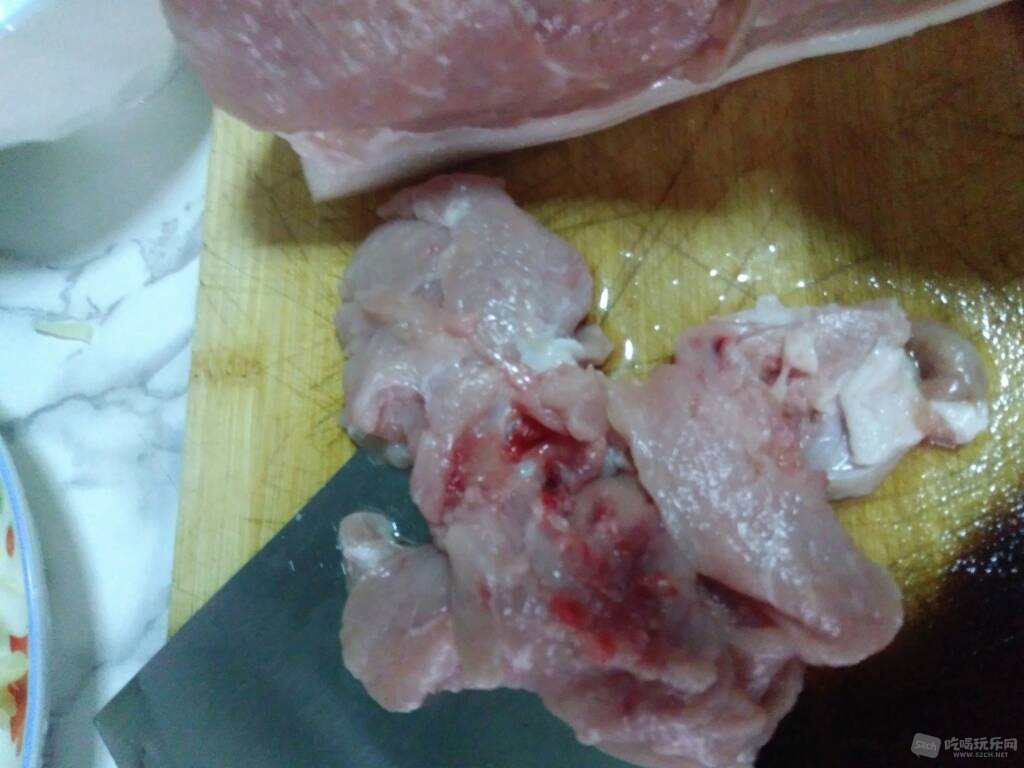 猪肉里面有很多暗红色的血点,血丝,血块,啥子情