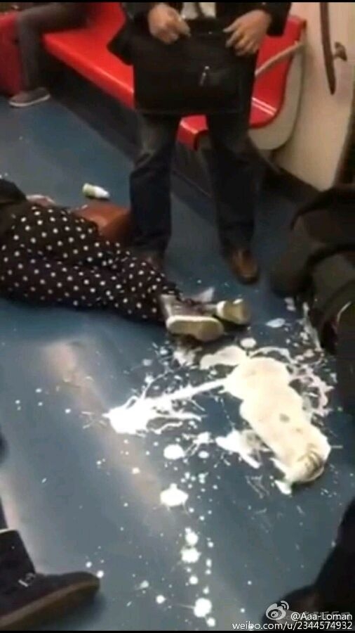 北京地铁站有5女3男分两批喝农药自杀,因金融