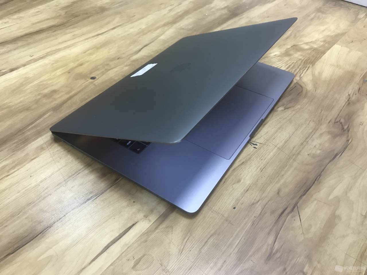 苹果15寸带bar笔记本电脑 512G 高配 11000元