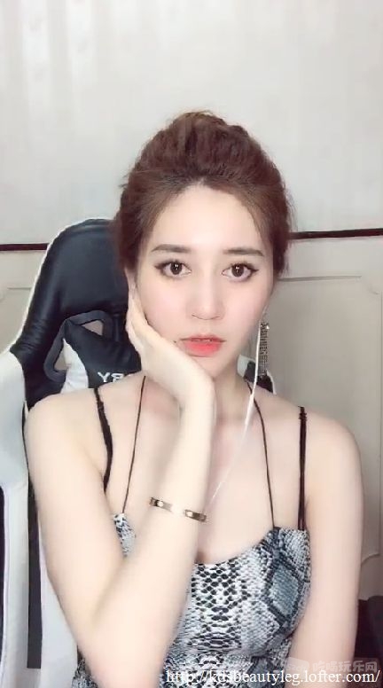 美女主播LMC低胸吊带装美图2019020801.jpg