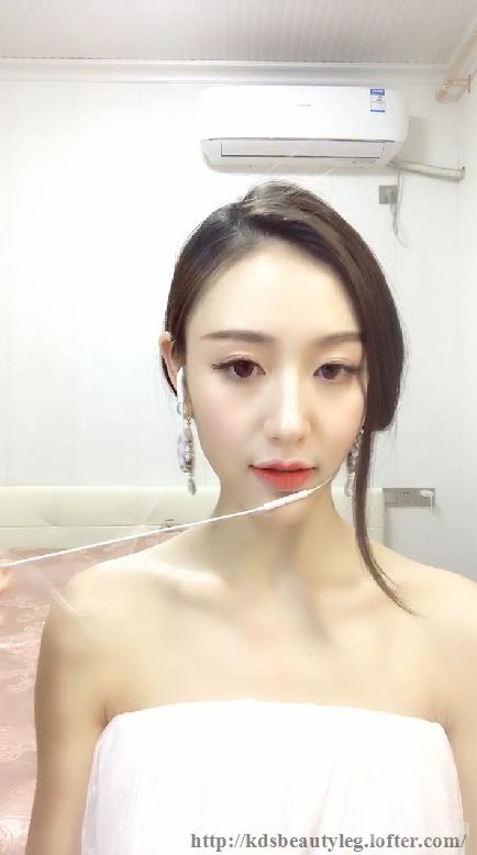 美女主播珊珊白色抹胸装美图2019021217.jpg