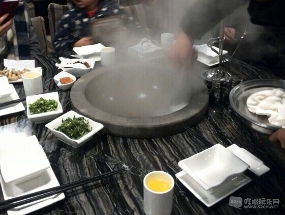 先用毛巾把锅儿洗干净