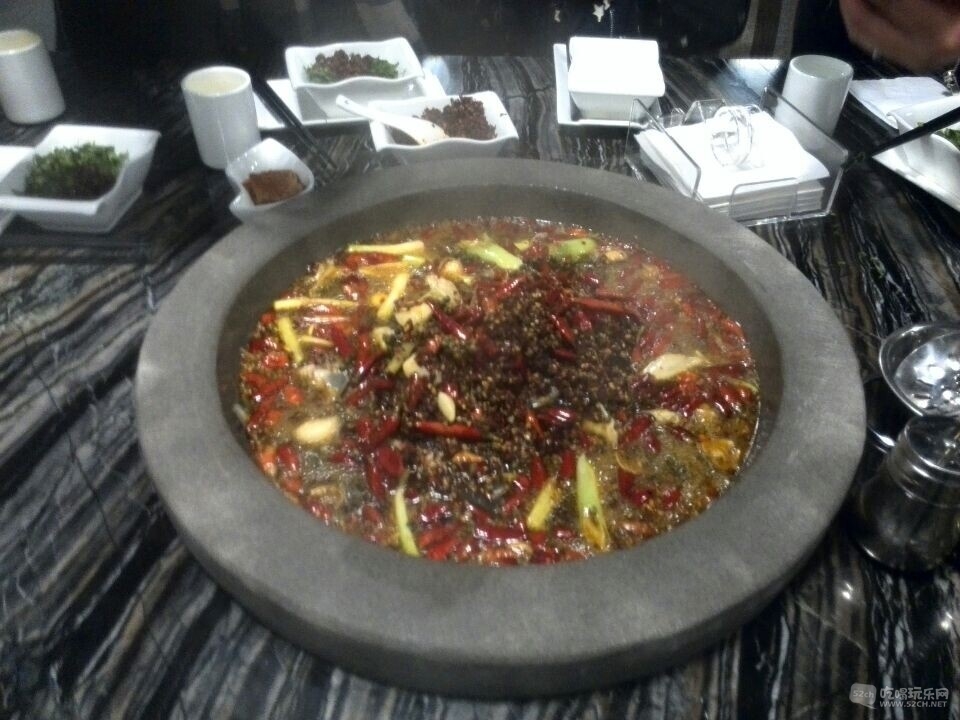 鱼摆摆上面倒上炒好的料，顿时香味扑鼻