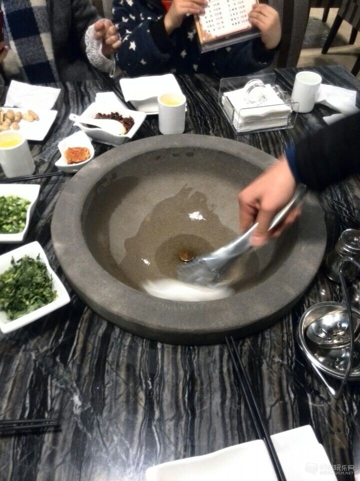 不知道TXM注意米油，锅底那个蒸气就是从类似炉盘心样的东东中出来滴