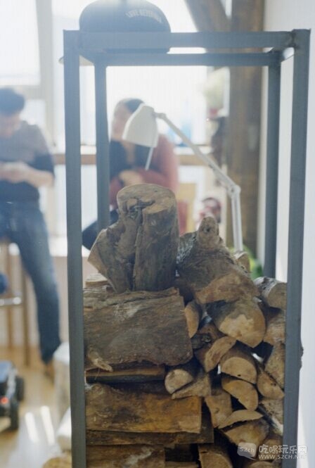 老板说这是他在重庆朋友家具厂的山上找的废弃木头然后批的柴火，装到这个铁架子里面超级有感觉的~