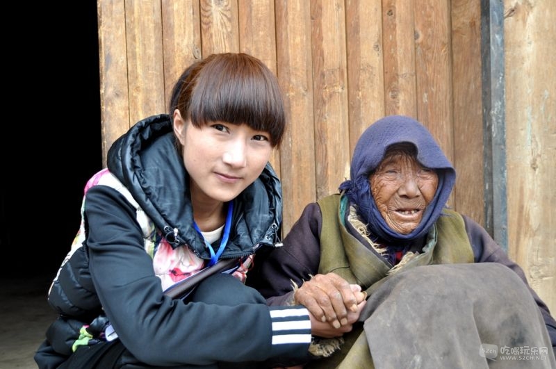 美女和老太。老太80岁，耳聋，体弱，已无自理能力。