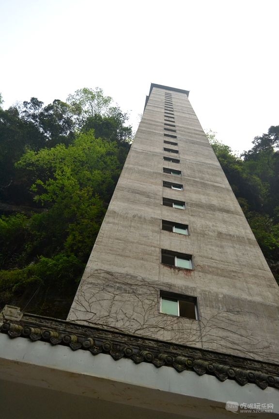 超级电梯，只有两层，一楼和二楼，不过相差有99米