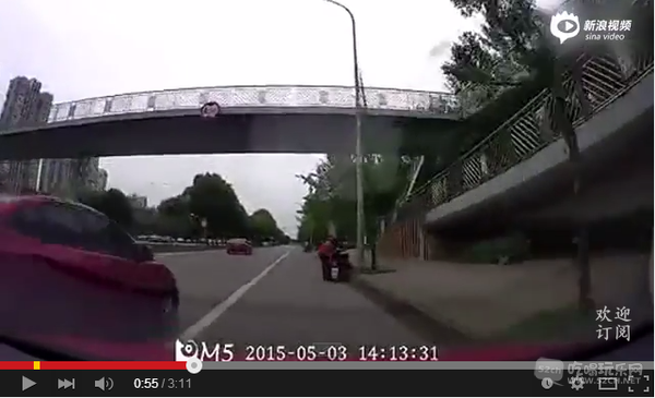 1.看准前面有个路人，冲上来别后车。