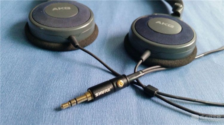 AKG420