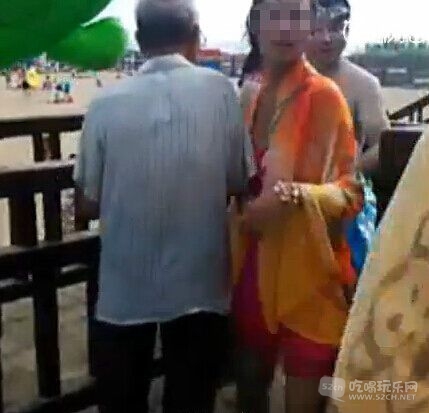 坏人变老第二篇：老人浴场出口专撞美女胸部