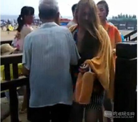 坏人变老第二篇：老人浴场出口专撞美女胸部
