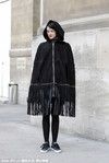 Marianne Theodorsen的流苏拉链斗篷，套上帽子后像是黑化的小红帽，俏皮而又神秘。