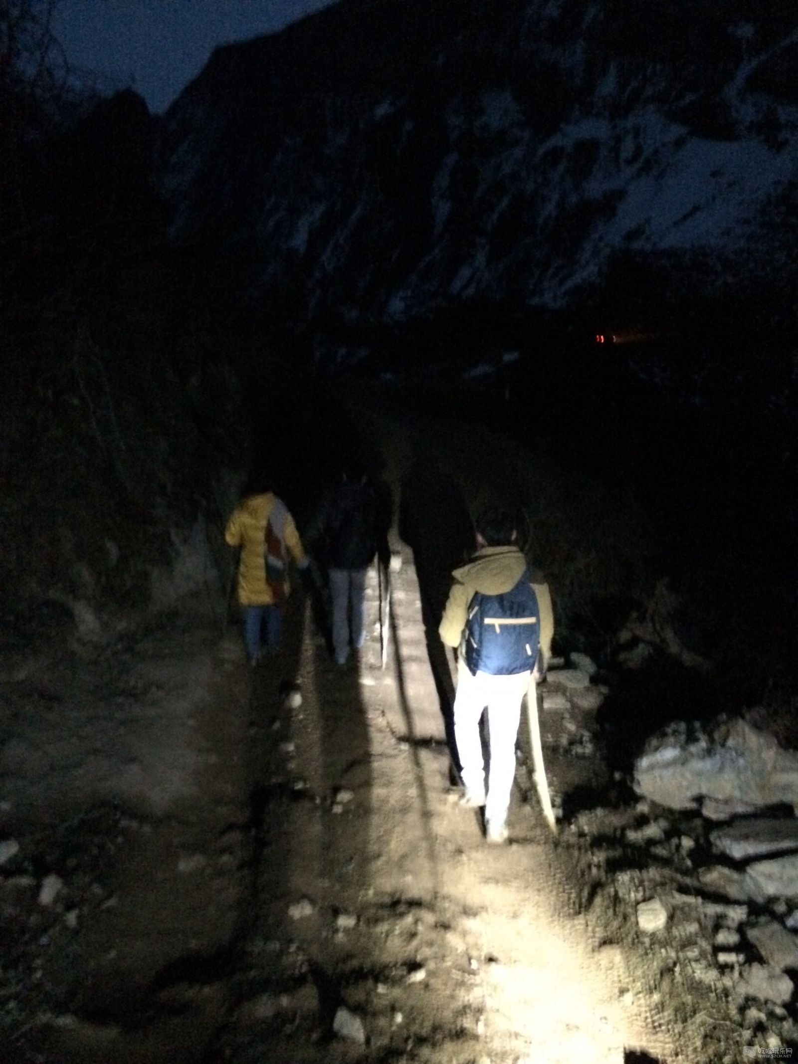 天黑打起电筒继续登山