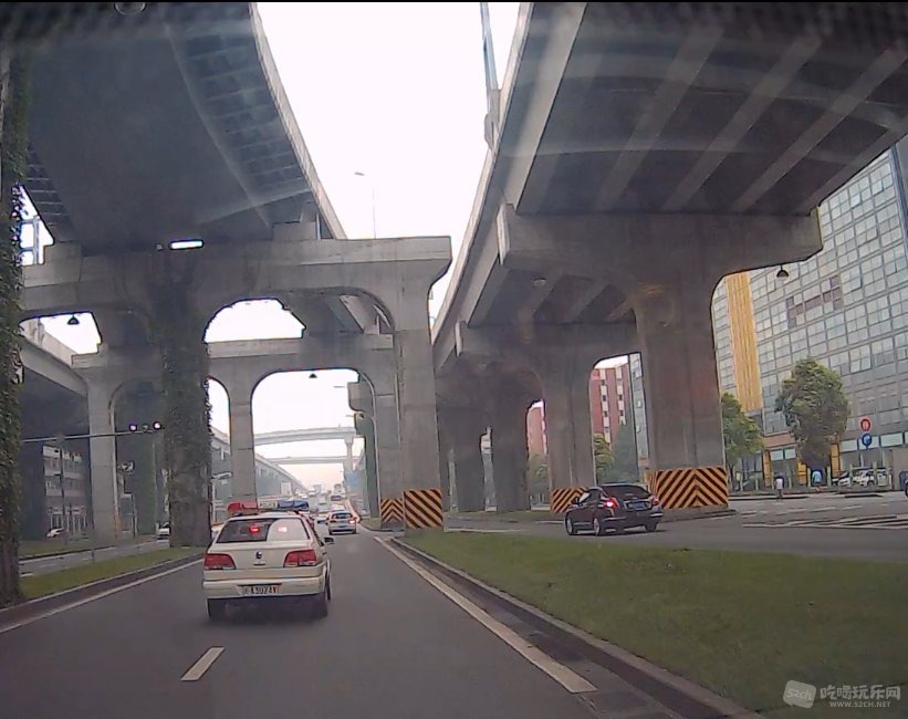敬车压中线跑，右侧有黑色私家车准备进入主道