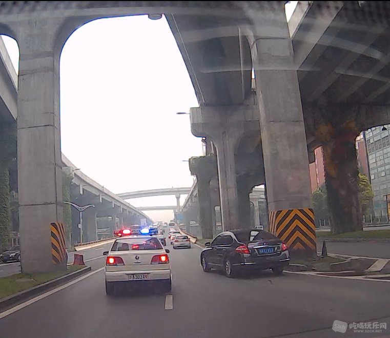 私家车依然正常进入主道，敬车踩了脚刹车。