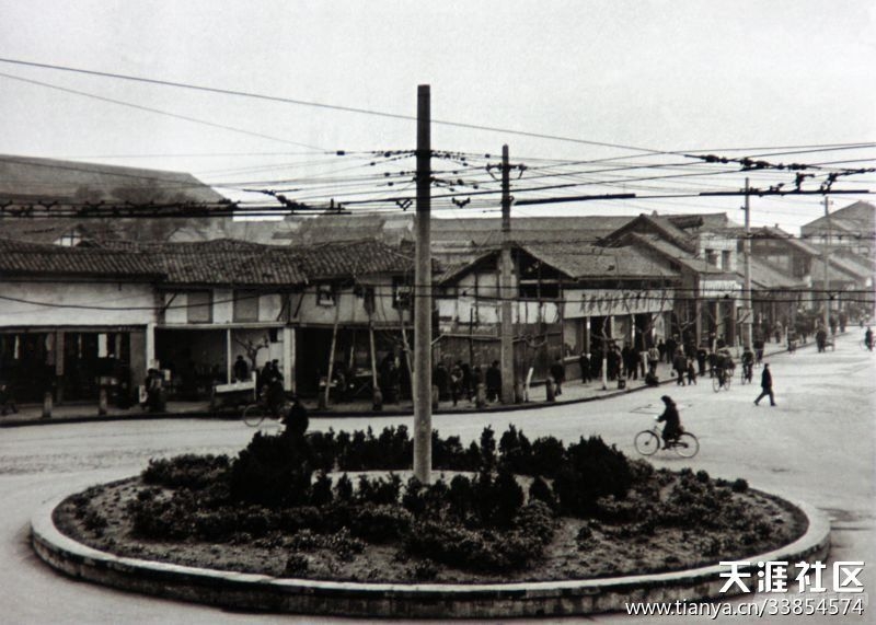 盐市口转盘，好像右边是东大街，上边有店招的店铺是五金店，主要卖自行车和自行车零件.jpg
