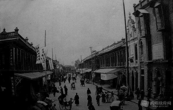 这是100年前的春熙路。现在,这里已是成都最著名的商业一条街,“春熙路”也成了成都的一张城.jpg