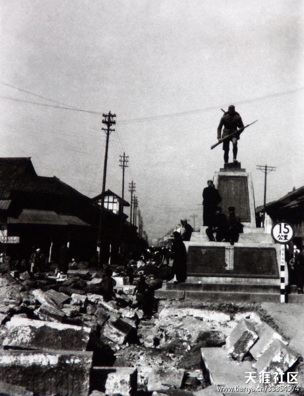 原址东大街的川军抗日阵亡将士纪念碑（上世纪50年代）.jpg