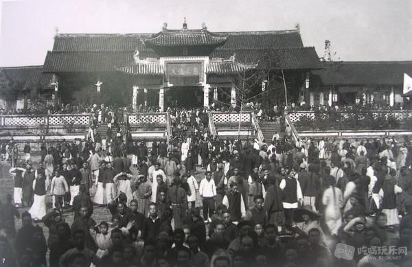 皇城-成都皇城坝,今四川省科技馆。老百姓仍然挂着长辫子,应该是清朝末期了.jpg