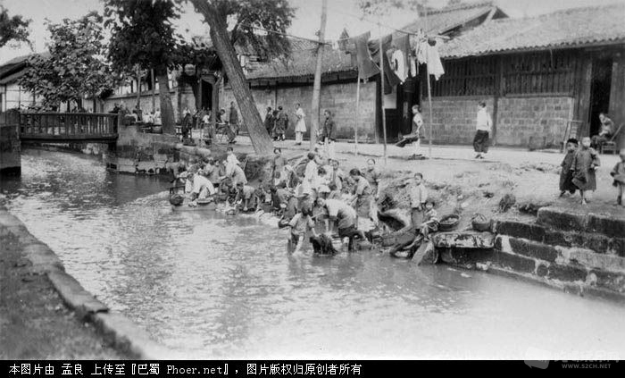 1935年，成都，河边洗涤.jpg