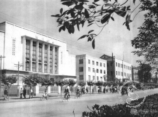 人民南路上的四川剧场.jpg