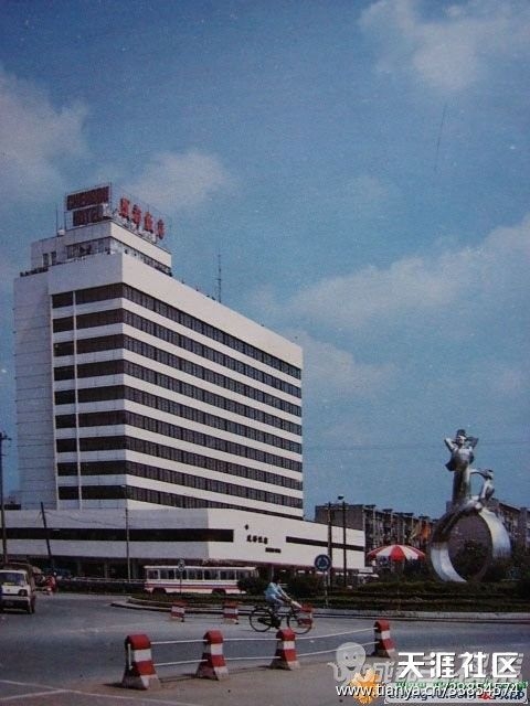 水碾河的“工人阶级等于零”的雕像和成都饭店.jpg
