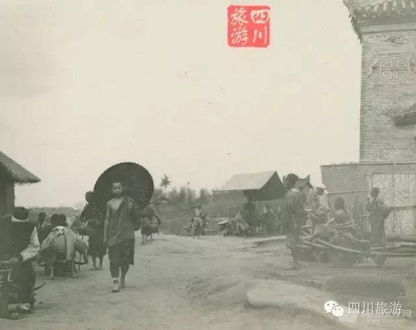 成都，十字路口附近景色.jpg