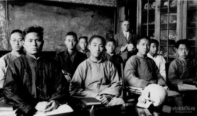 民国初，华西协合大学学习解剖学的学生。.jpg