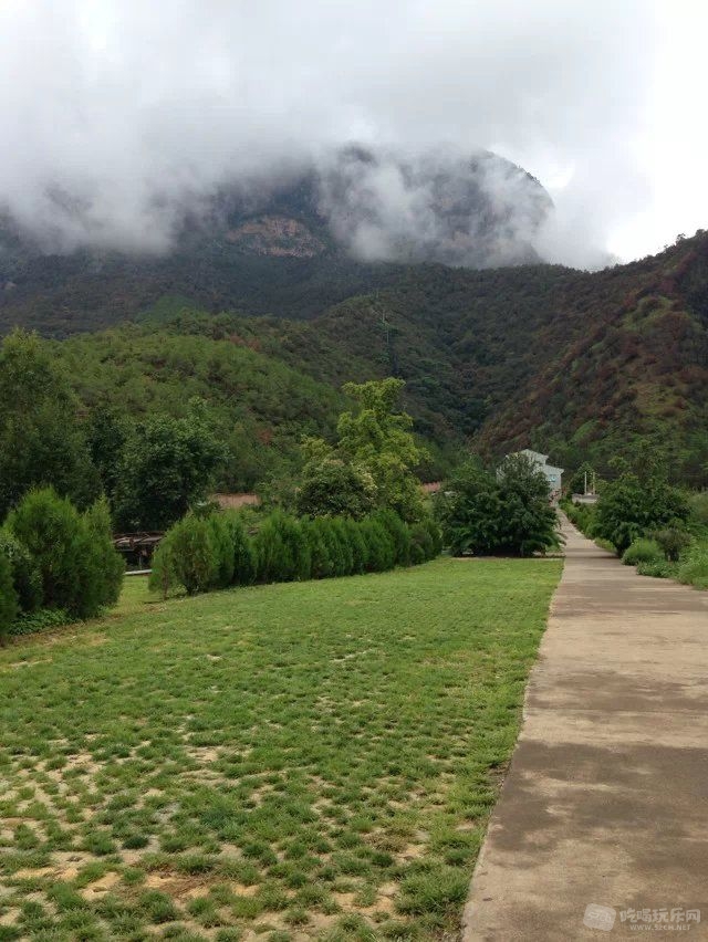 66接着往前骑了没多远就看到一处通往山顶景区的入口，想想也没多远就到酒店了，天色还.jpg