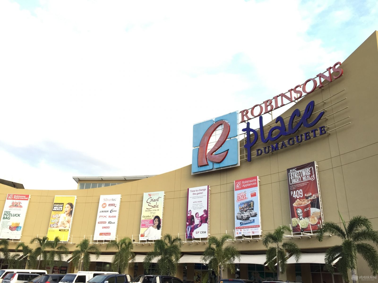 杜马盖地的罗宾逊购物中心，我们一行18人几乎快成里面的GUESS代言人了。买得断码