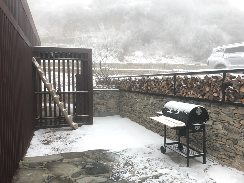 早上起来一看院子里全是雪 幸好把烧烤架盖上了