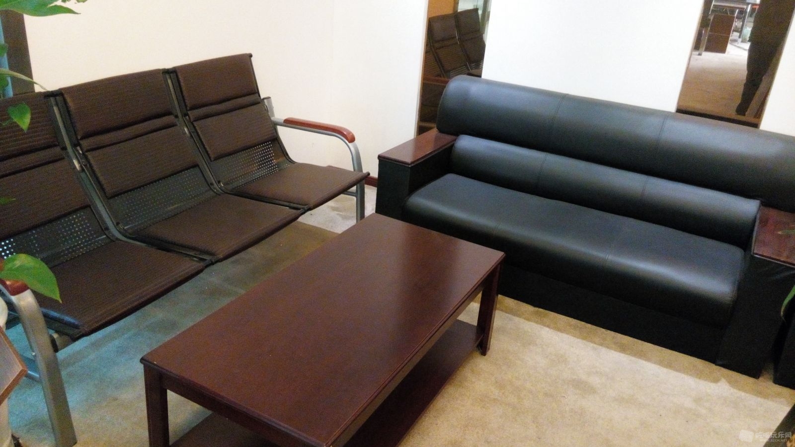左边的3人位 客户椅 100元 沙发茶几已卖