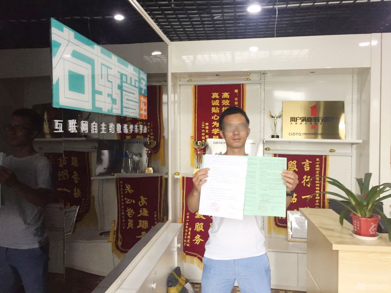邓雄1.jpg