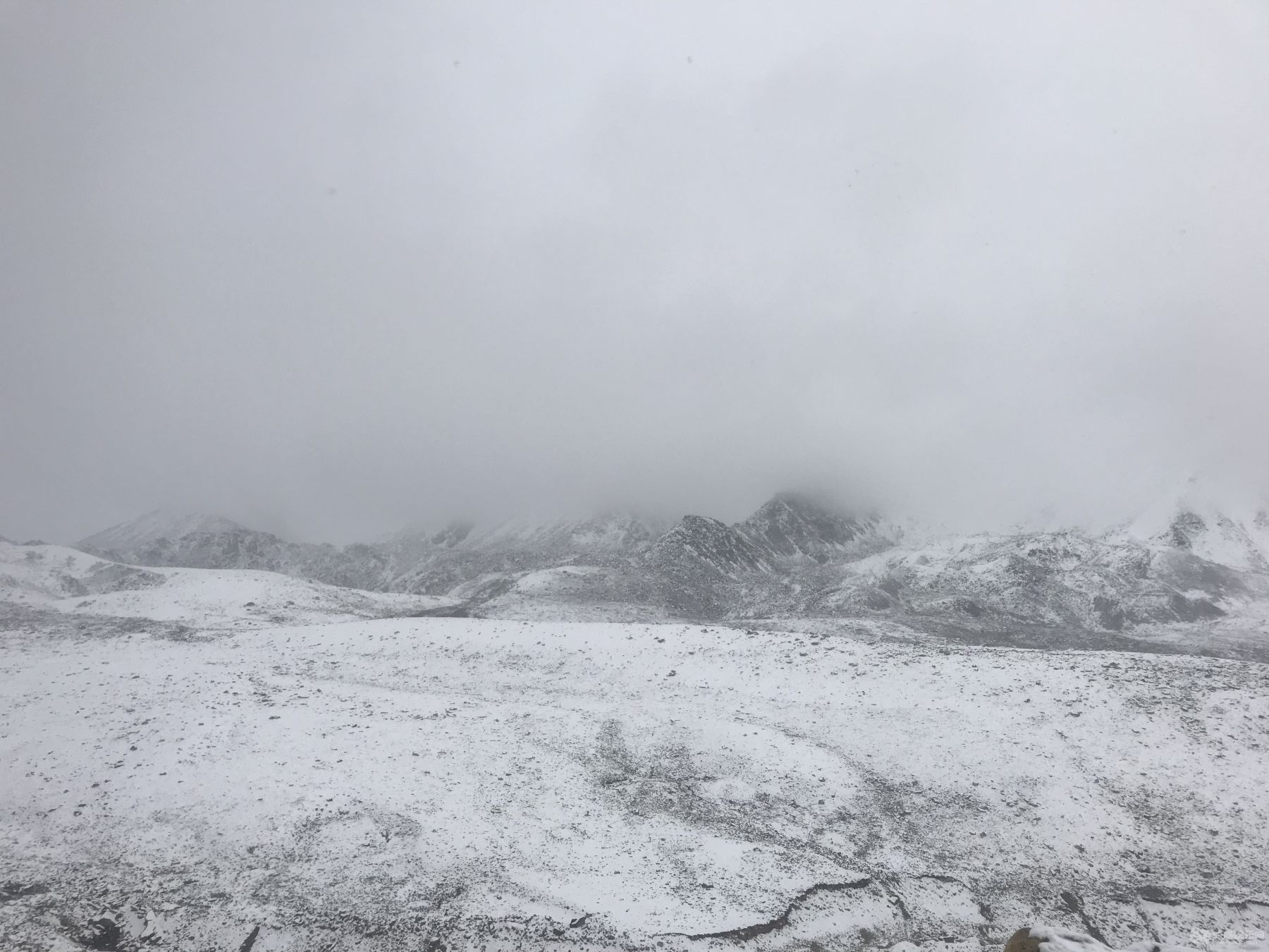 大雪中的折多山，好在下午通过路面积雪不多，不需要链条，318国道的通行保障性比省道好些