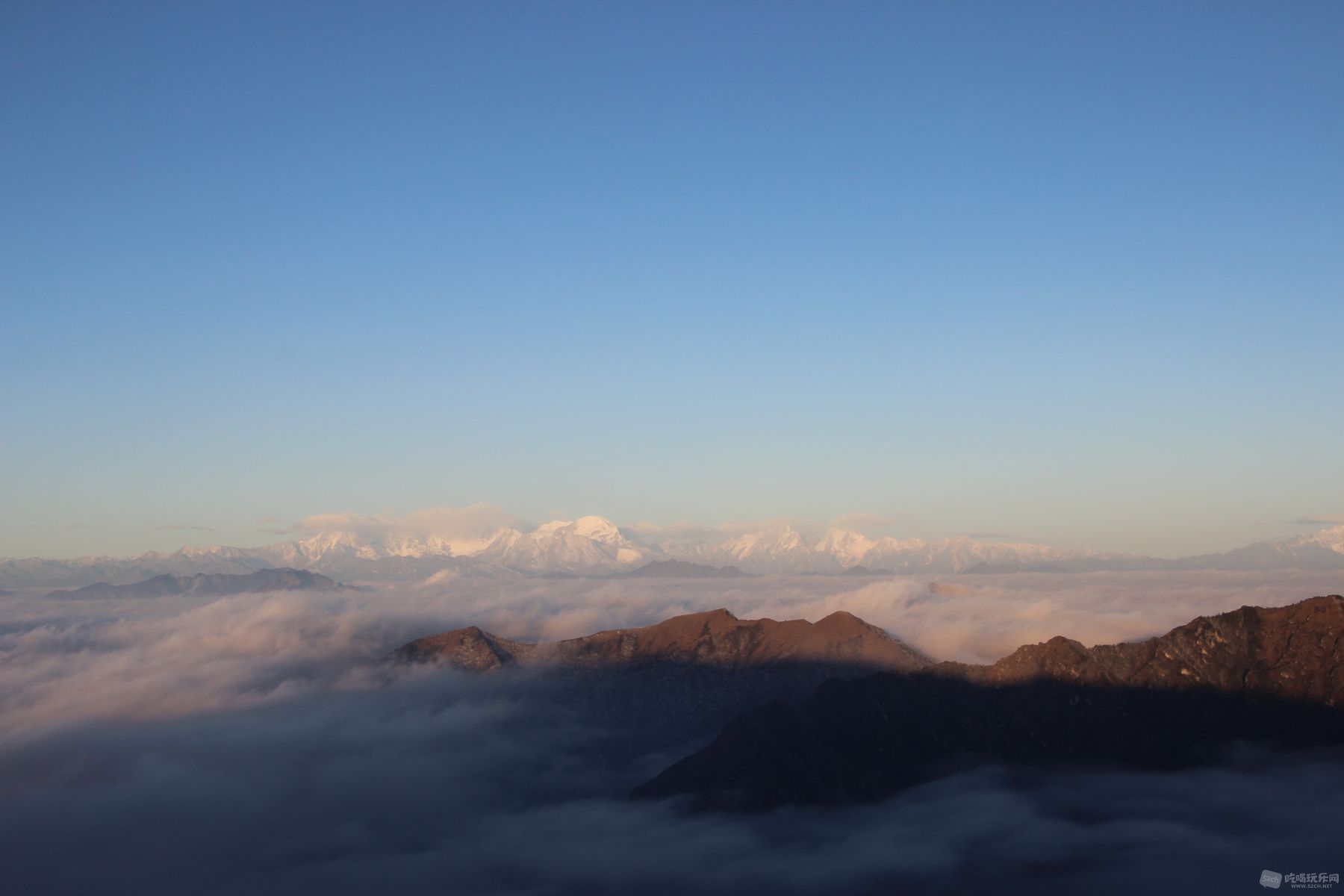 远方雪山