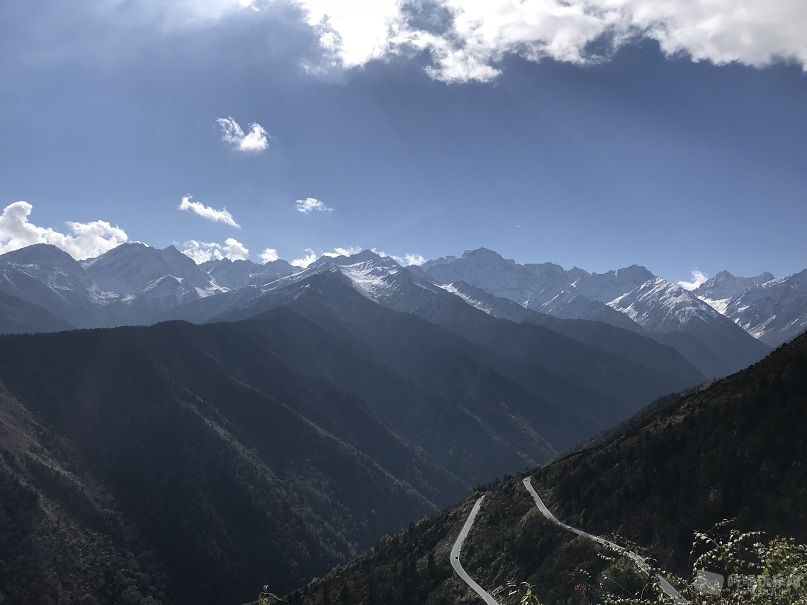 巴郎山的山路十八弯，越往上，高反越明显，我的车也出现了高反，感觉油门超级不给力！