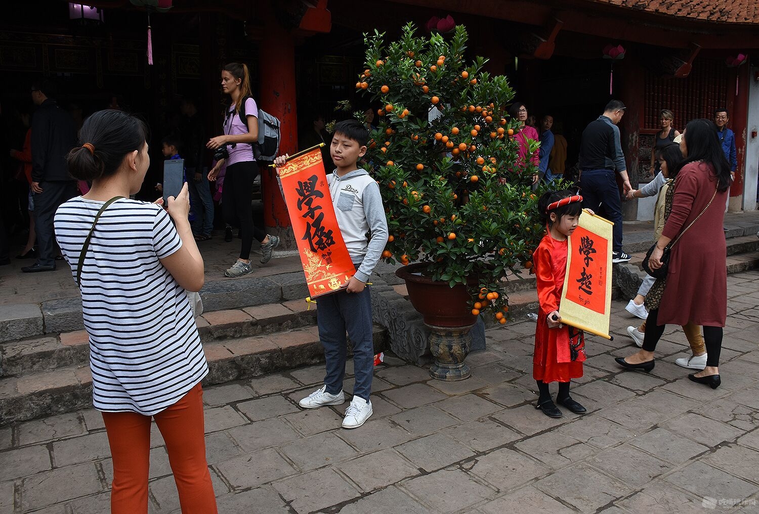 当地很流行小朋友过年写几个这个字，河内孔庙里最多