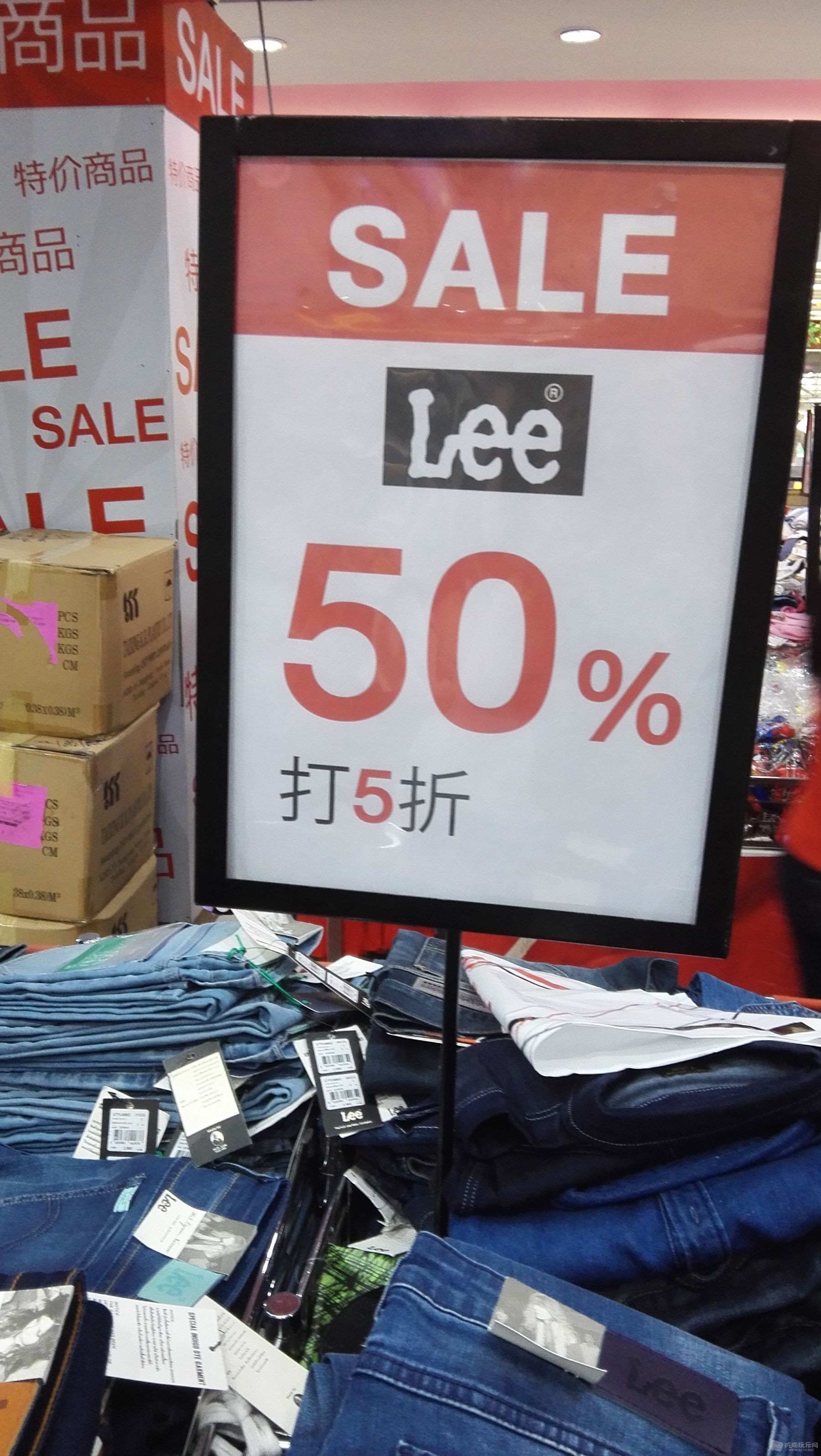 LEE.jpg