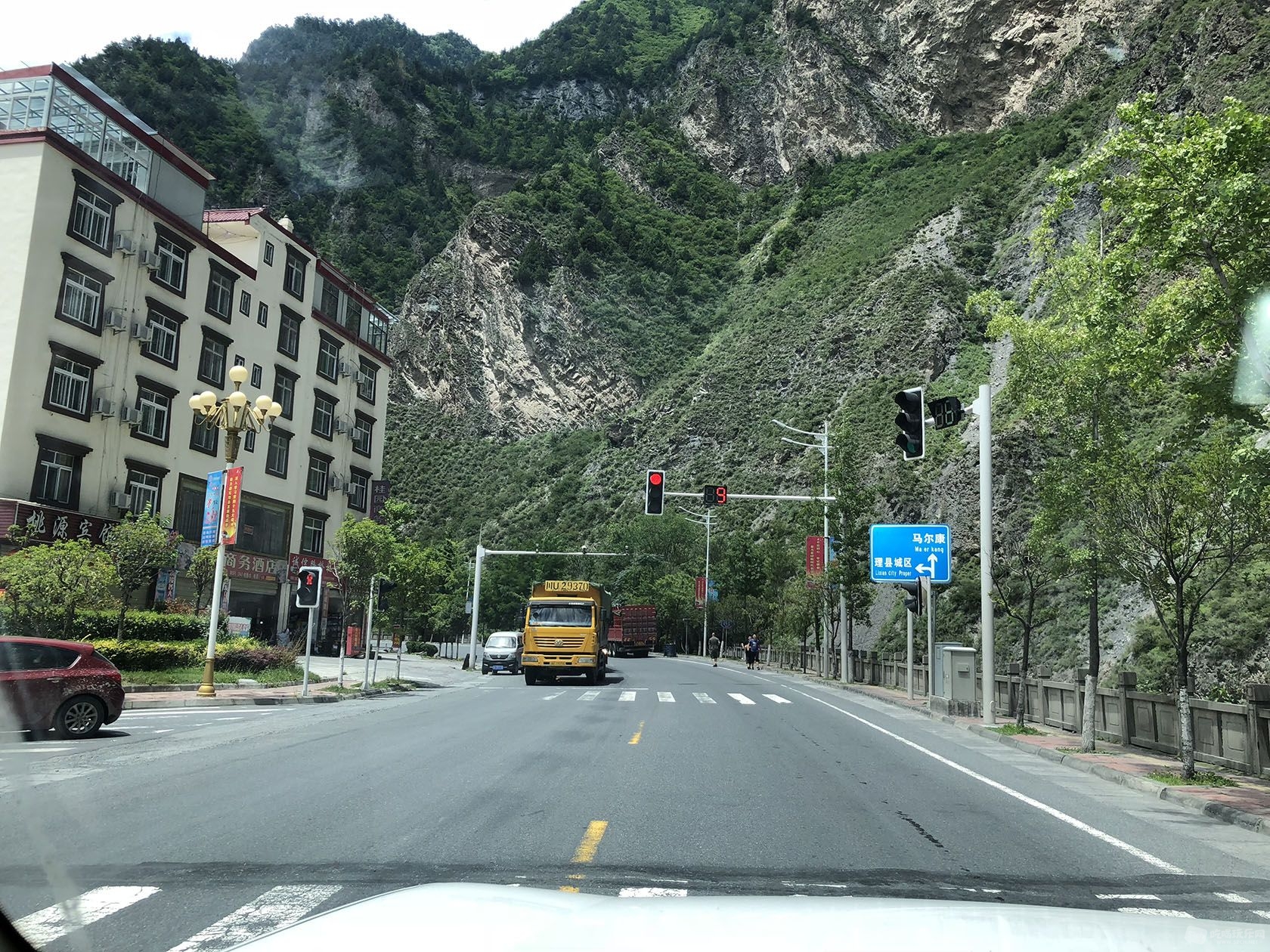 理县路边吃饭  对面就是高山 很有压迫感
