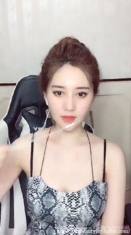 美女主播LMC低胸吊带装美图2019020802.jpg