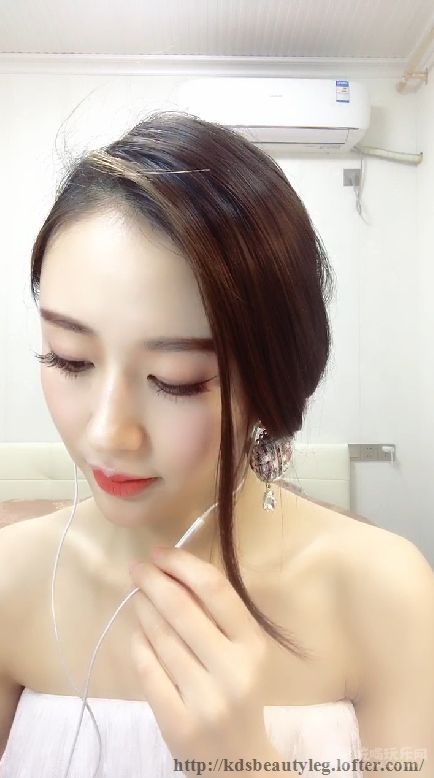 美女主播珊珊白色抹胸装美图2019021212.jpg