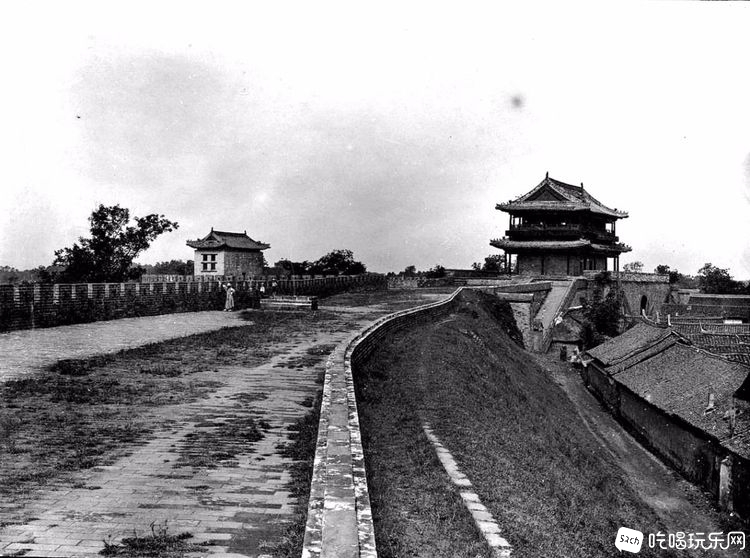 成都东门（迎晖门）城楼（溥济楼）。（约拍摄于1900年）.jpg