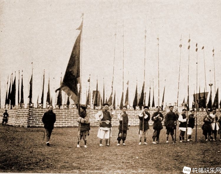 成都南教场正在操练的官兵。（约翰 · 伯奇拍摄于1900年）.jpg