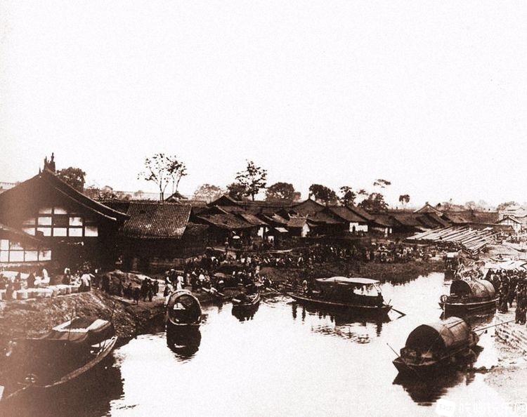 成都东门水码头，成都东门水津街一带。（魏司约拍摄于1910年）.jpg