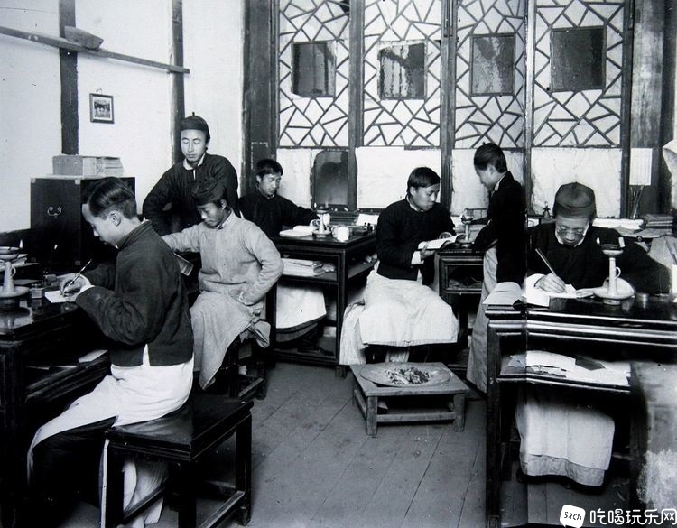 成都高等学堂（四川大学前身）学生在自习。（路德-那爱德约摄于1911年）.jpg.jpg