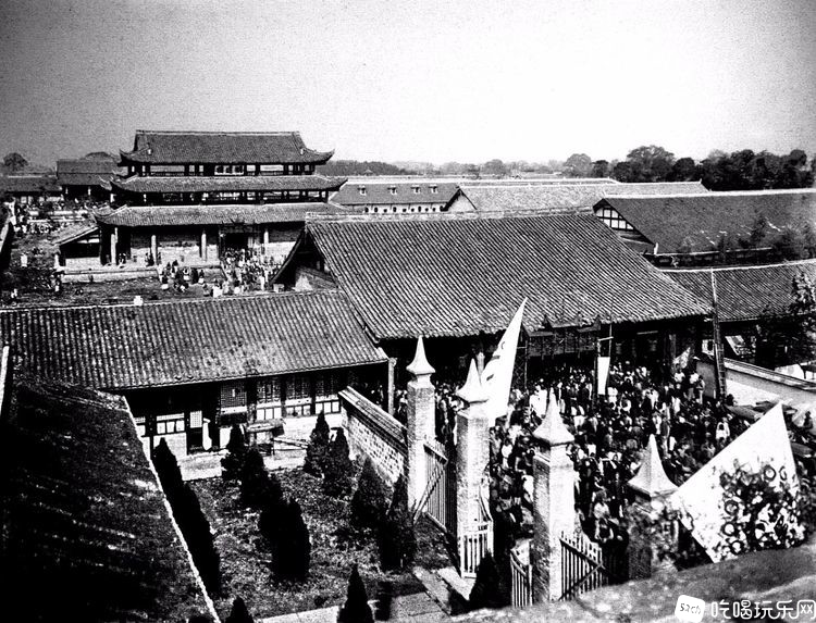 1911年11月27日，成都民众涌入贡院（皇城）参加大汉军政府建立仪式。（路德-那爱德摄.jpg