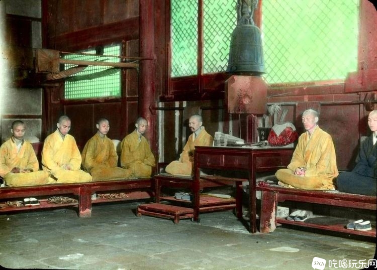 成都文殊院在室内打坐的和尚。（西德尼-甘博摄于1917年夏）.jpg