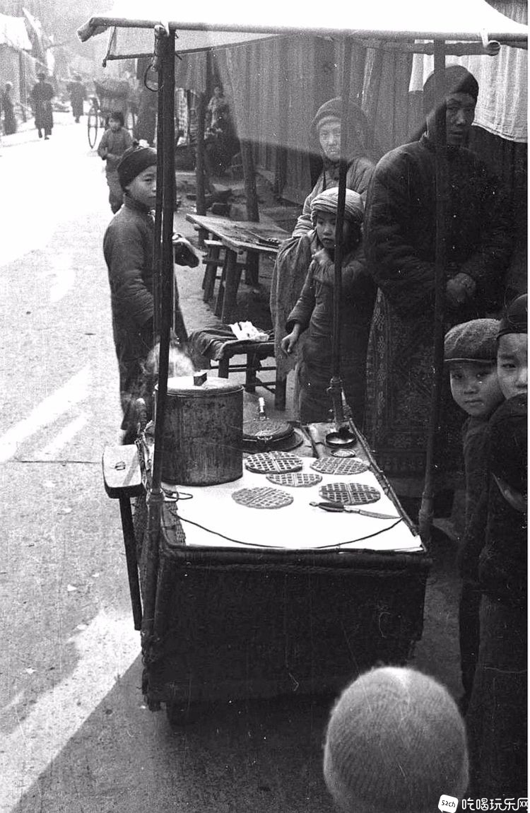 成都街头小吃摊。（福尔曼约拍摄于1935年）.jpg